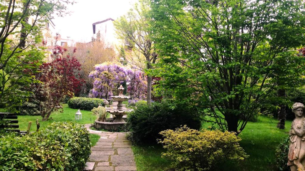 Vonkajšia záhrada v ubytovaní Hotel Sant'Antonin