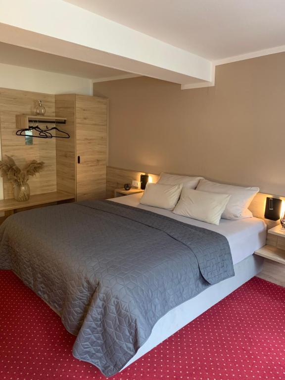 Postel nebo postele na pokoji v ubytování Hotel zur Post
