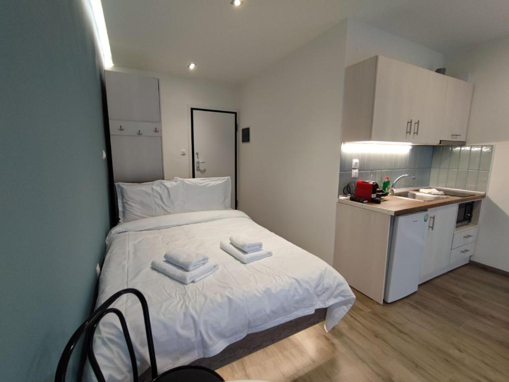 ein kleines Zimmer mit einem Bett und einer kleinen Küche in der Unterkunft Pritania 2 in Komotiní