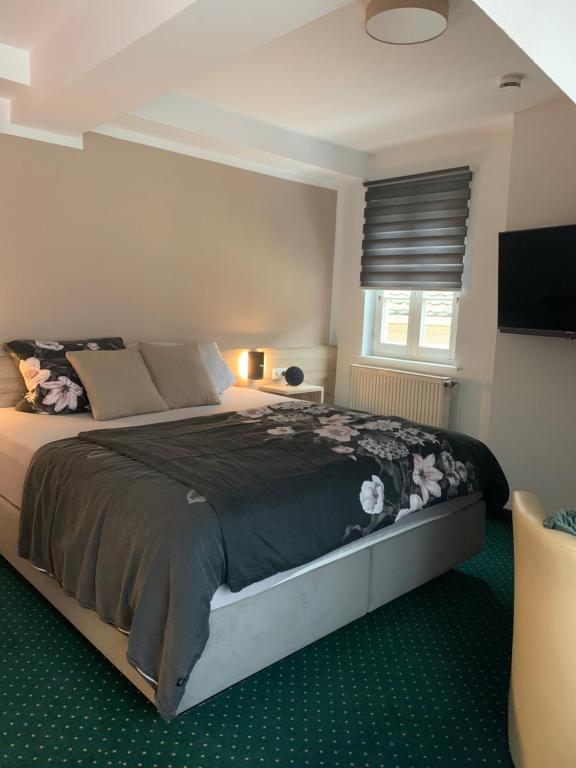 Postel nebo postele na pokoji v ubytování Hotel zur Post