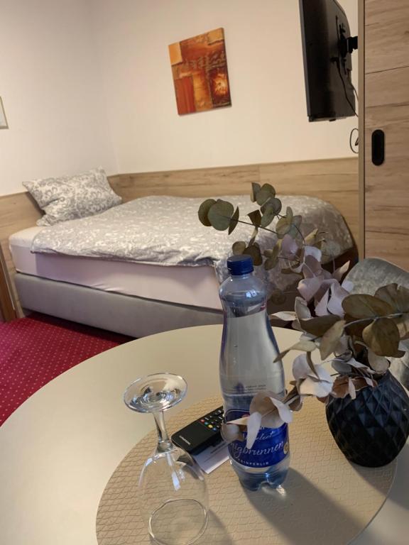 Postel nebo postele na pokoji v ubytování Hotel zur Post