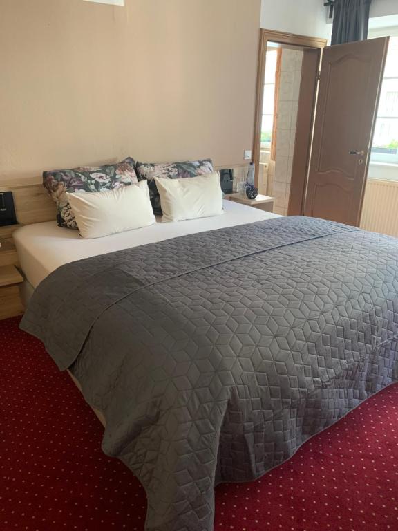 Postel nebo postele na pokoji v ubytování Hotel zur Post