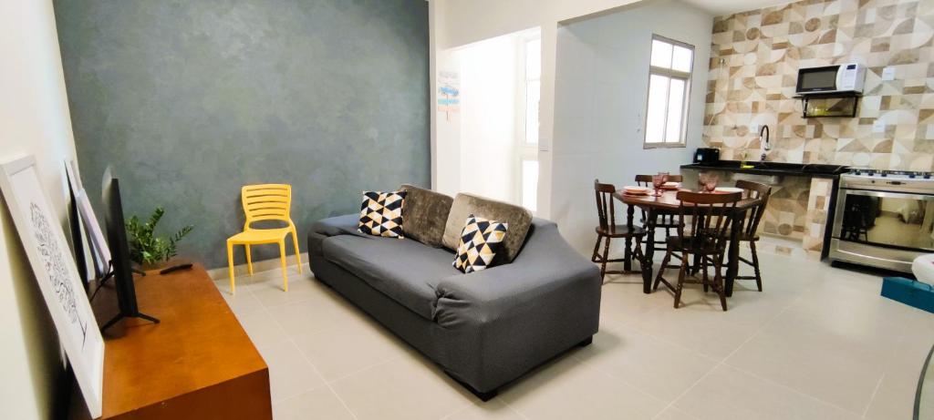 a living room with a couch and a table at Apt em Edifício Frente a Praia Areia Preta in Guarapari