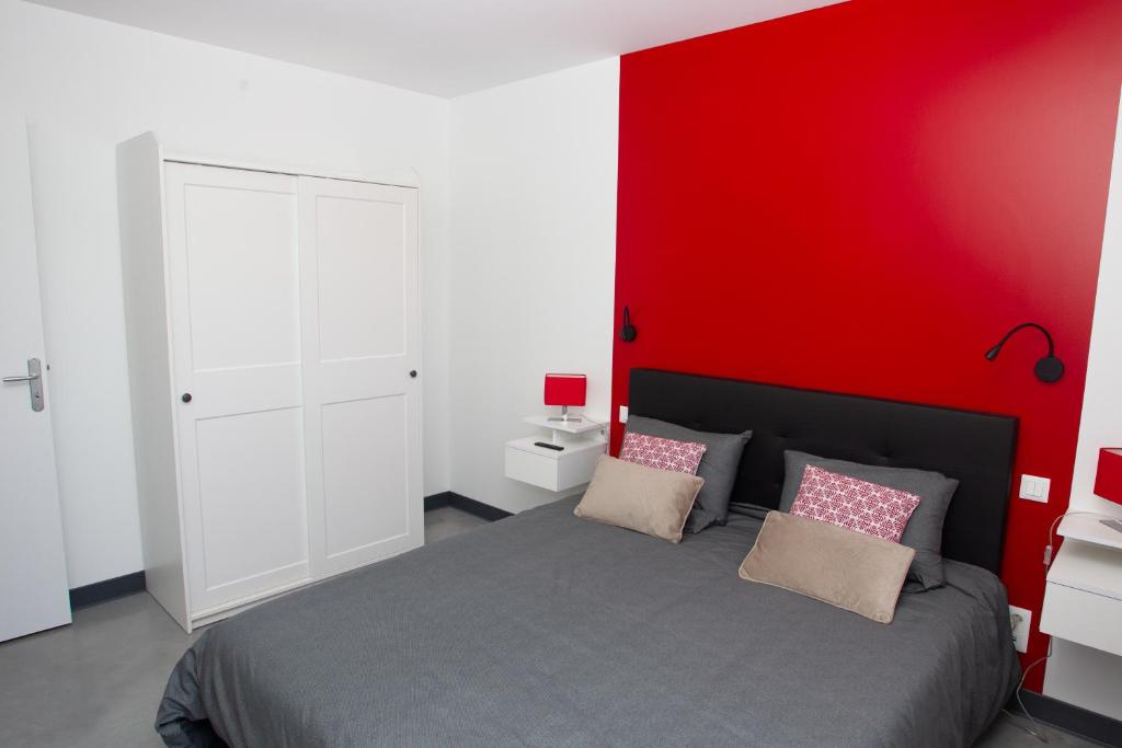 Postel nebo postele na pokoji v ubytování Appart Hotel Coutances