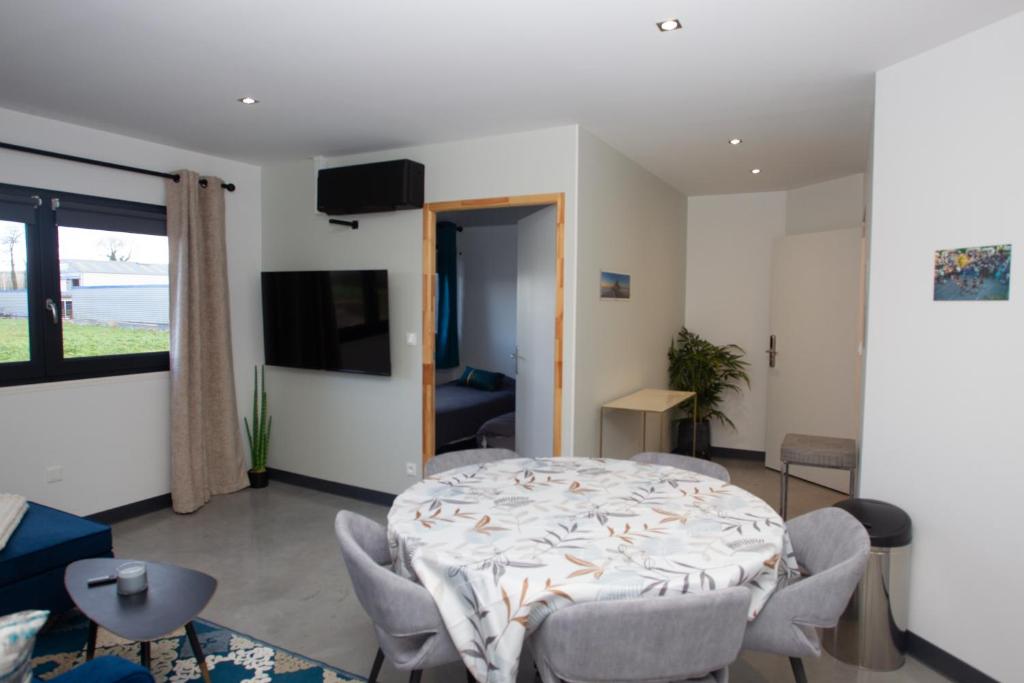 TV a/nebo společenská místnost v ubytování Appart Hotel Coutances