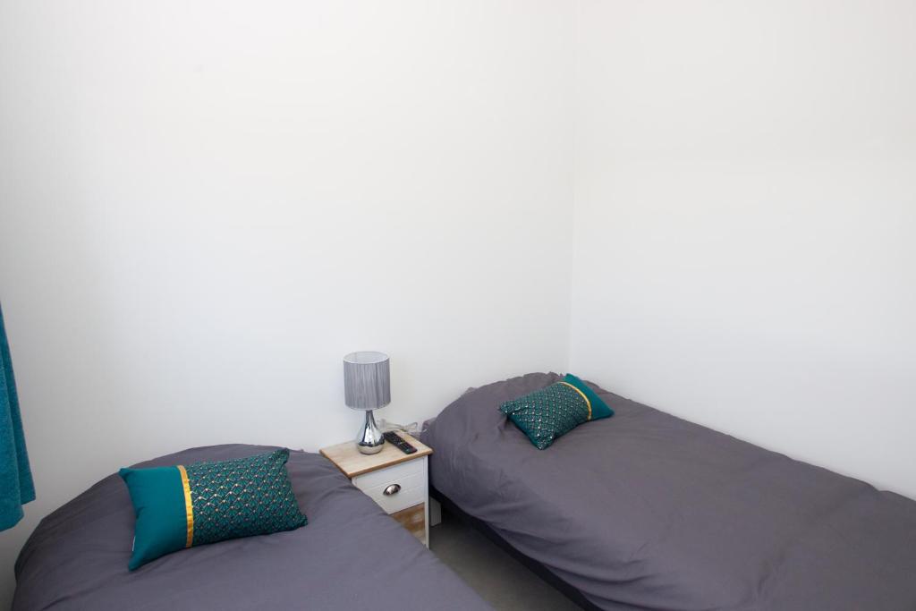 Postel nebo postele na pokoji v ubytování Appart Hotel Coutances