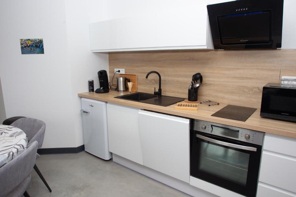 Kuchyň nebo kuchyňský kout v ubytování Appart Hotel Coutances
