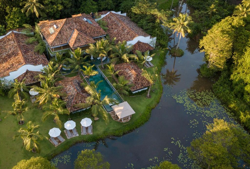 una vista aérea de una casa con piscina en Nirbana Retreat, en Ahangama