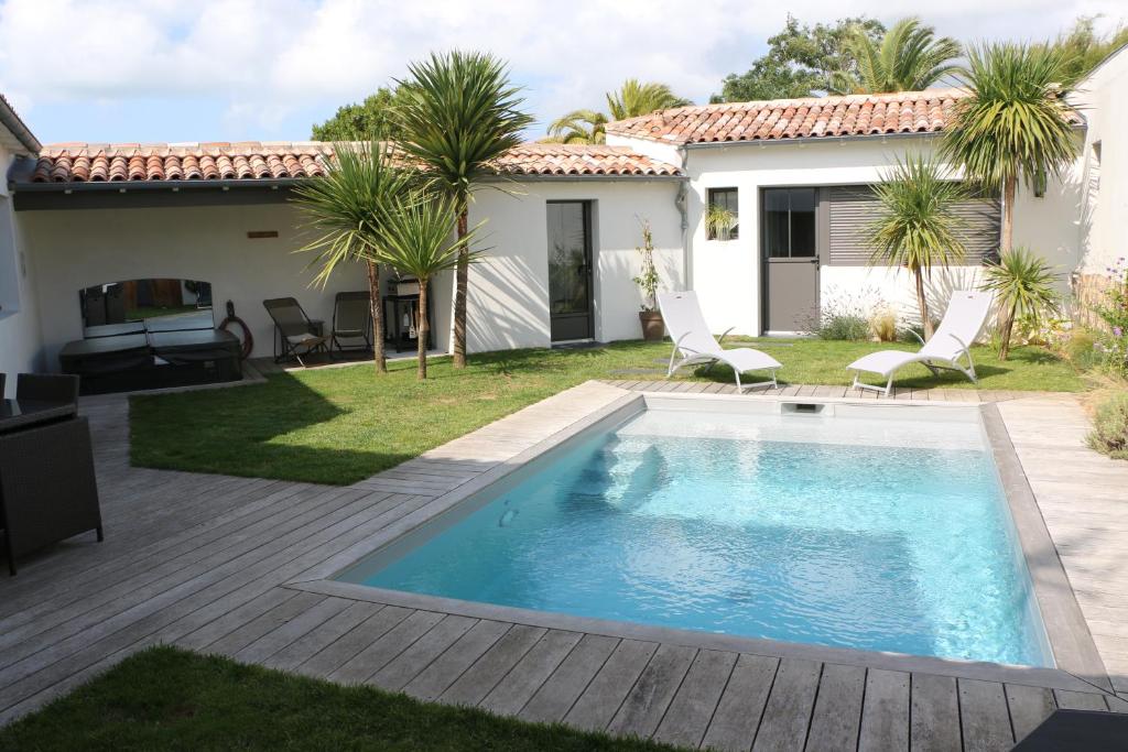 une piscine dans l'arrière-cour d'une maison dans l'établissement PINS EN RE, à Rivedoux-Plage