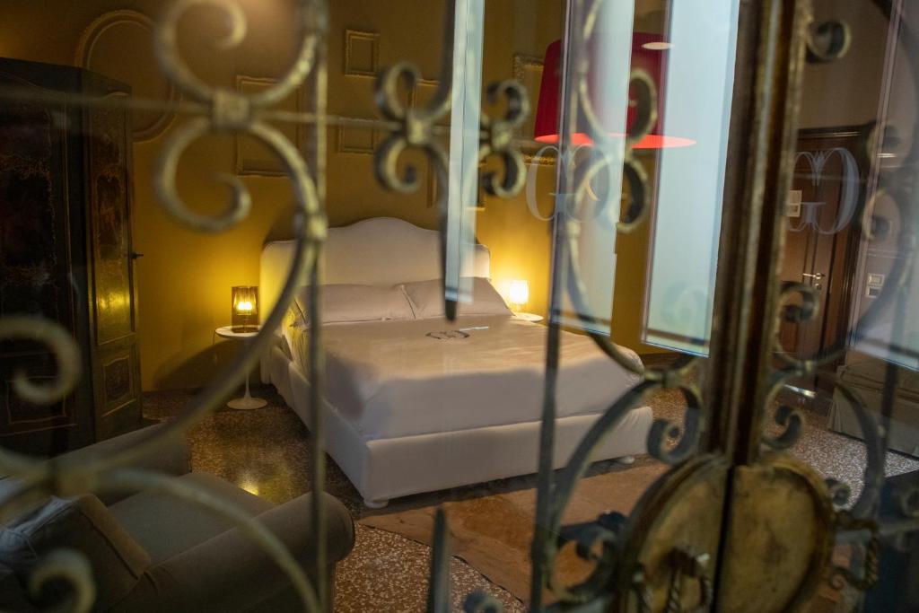 ヴェネツィアにあるコルテ ディ ガブリエラのベッドルーム(白いベッド1台、鏡付)