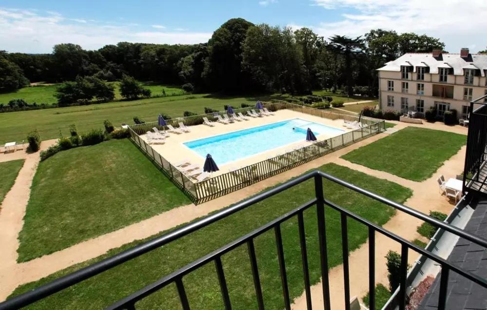 een luchtzicht op een huis met een zwembad bij Kergonano - Parking privé et piscine in Baden