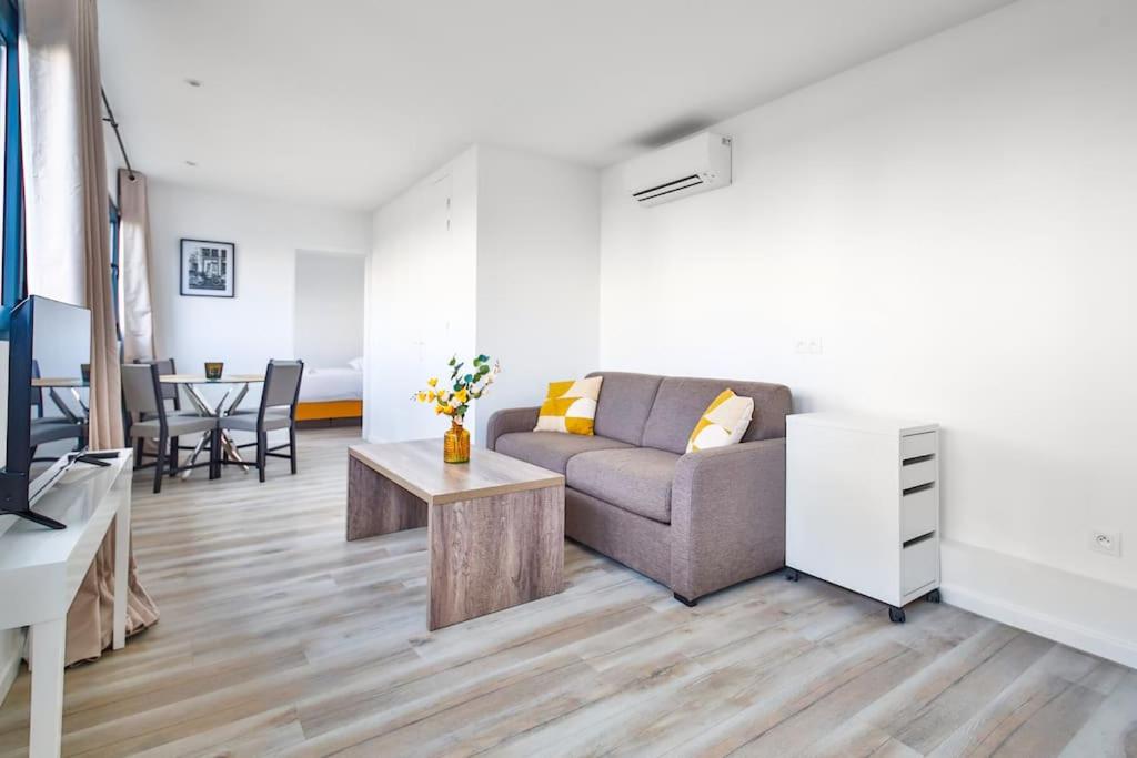 - un salon avec un canapé et une table dans l'établissement Amazing Appartment 4 Peoples, à Montrouge