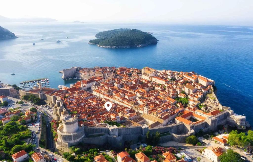 eine Luftansicht einer Stadt auf dem Wasser in der Unterkunft Apartment Cameleon in Dubrovnik