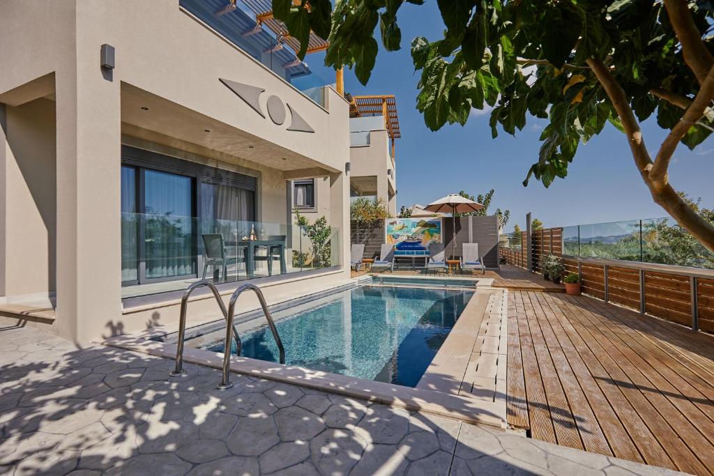 ein Bild eines Hauses mit Pool in der Unterkunft Azor Luxury Villa II in Zakynthos