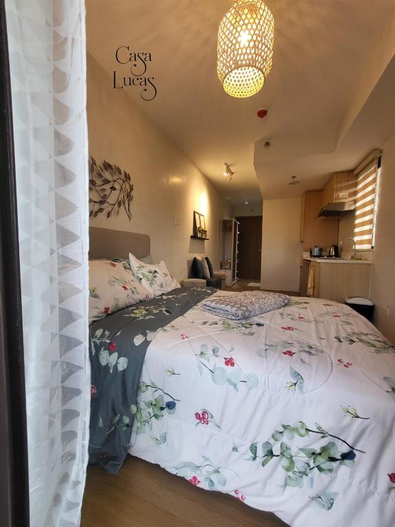 Postel nebo postele na pokoji v ubytování Casa Lucas a Serene Stay in Pine Suites Tagaytay