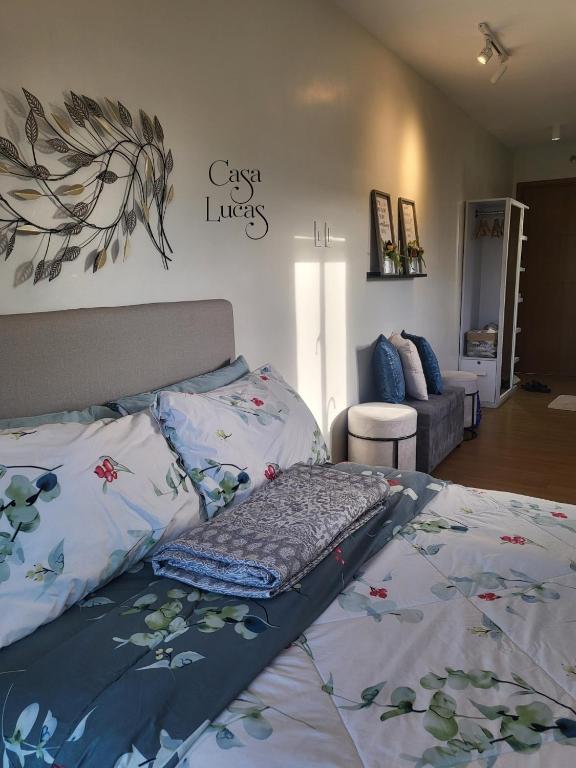 Postel nebo postele na pokoji v ubytování Casa Lucas a Serene Stay in Pine Suites Tagaytay