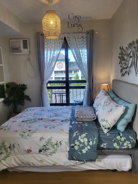 Postel nebo postele na pokoji v ubytování Casa Lucas a Serene Stay in Pine Suites Tagaytay
