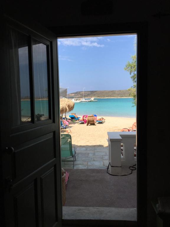 una puerta abierta con vistas a la playa en Fishermen Beach House en Diakofti