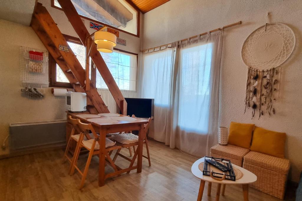 ヴァルベールにあるApartment for 6 people in the heart of Valberg resortのリビングルーム(テーブル、ソファ付)