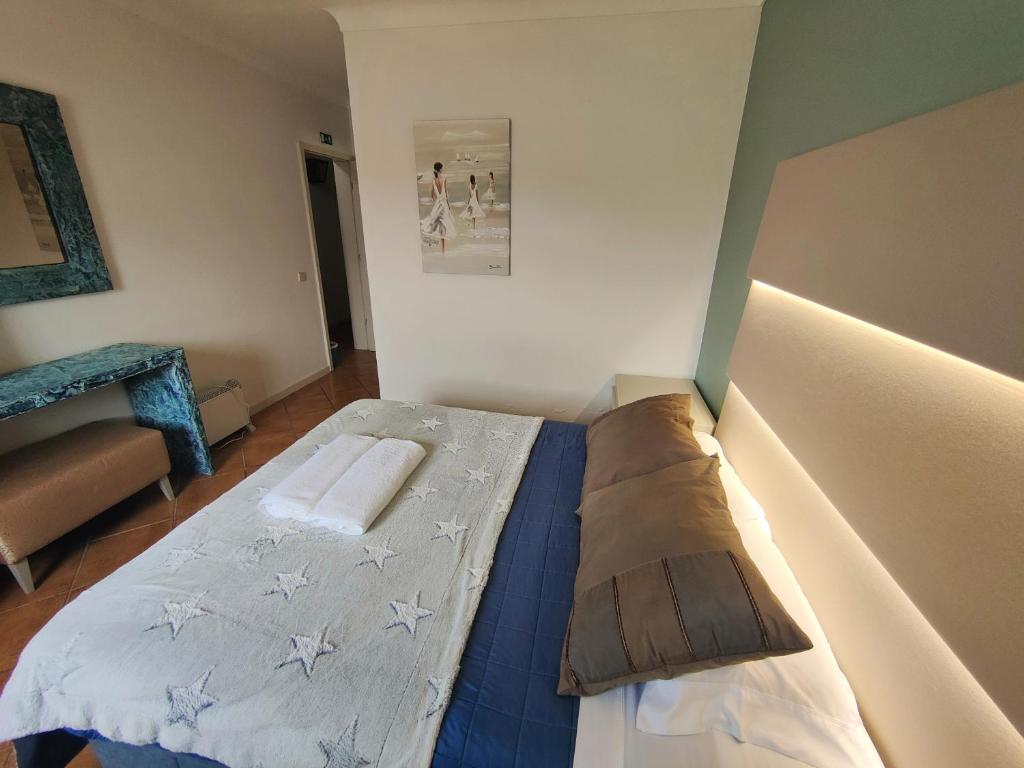 Postel nebo postele na pokoji v ubytování Vagueira Guest House & Beach Hostel