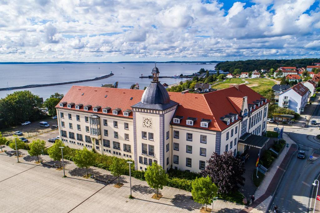 eine Luftansicht eines großen weißen Gebäudes mit rotem Dach in der Unterkunft Kurhotel Sassnitz in Sassnitz