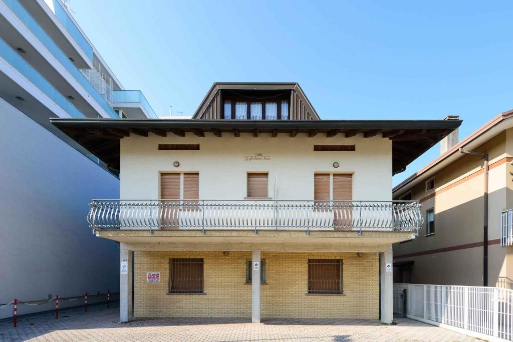 budynek z balkonem na górze w obiekcie Apartments in Lignano 21774 w Lignano Sabbiadoro