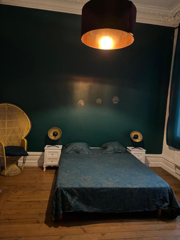 sypialnia z łóżkiem i zieloną ścianą w obiekcie Hyper Centre LILLE appt. 6 personnes confortable pour famille ou amis w Lille