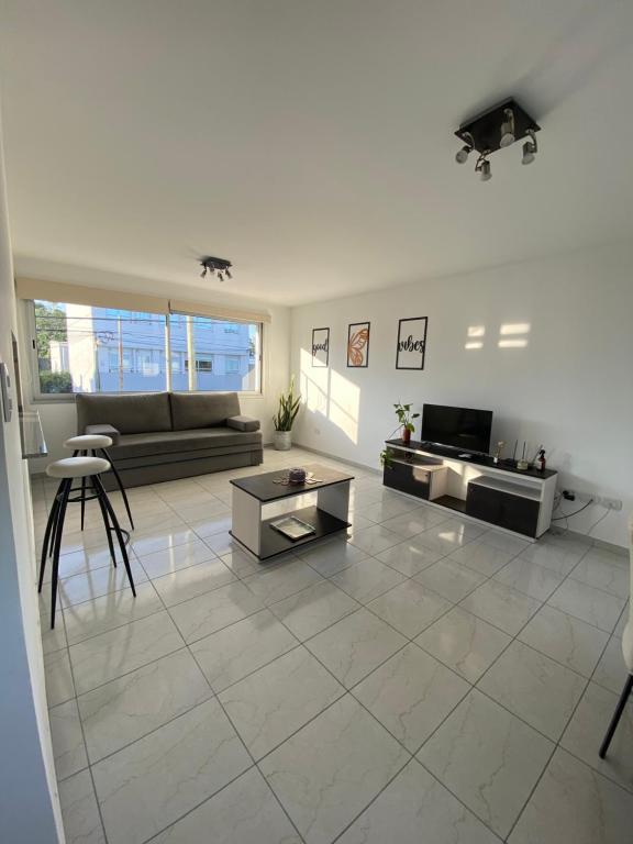 a living room with a couch and a table at Edificio Farfalle in La Plata