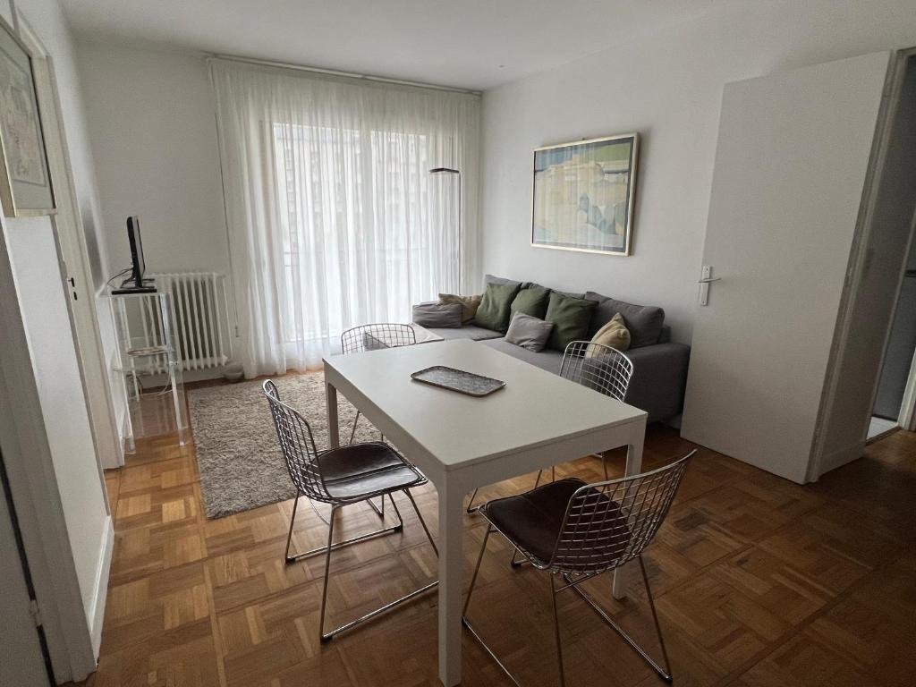 un salon avec une table, des chaises et un canapé dans l'établissement Paris charm suite authentique, quartier latin, 4/6 pers, à Paris