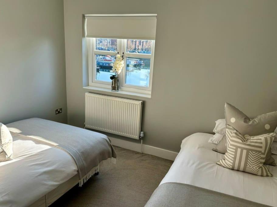 sypialnia z 2 łóżkami i oknem w obiekcie Entire Town House In Liverpool Marina w Liverpoolu