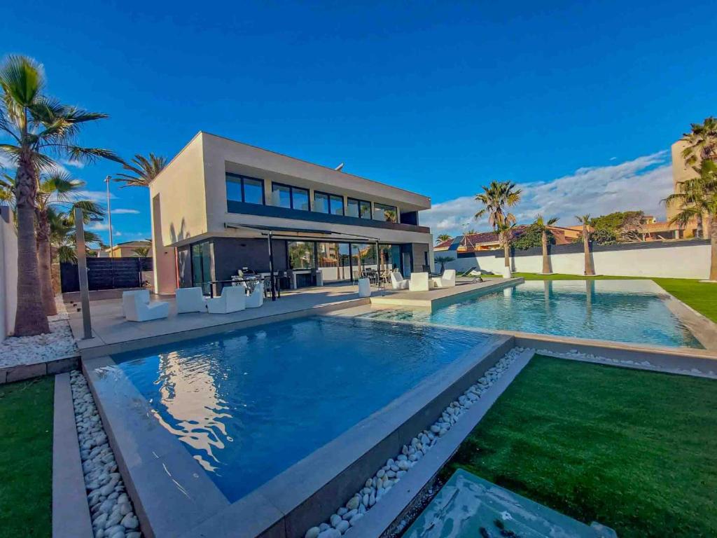 una grande piscina di fronte a una casa di Villa Gawy a La Manga del Mar Menor