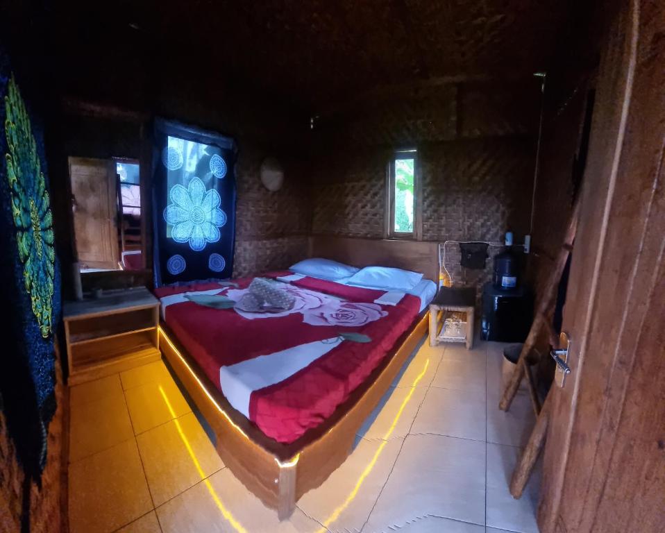 ein Schlafzimmer mit einem großen Bett in einem Zimmer in der Unterkunft Tetebatu Hostel Private Bungalow in Tetebatu