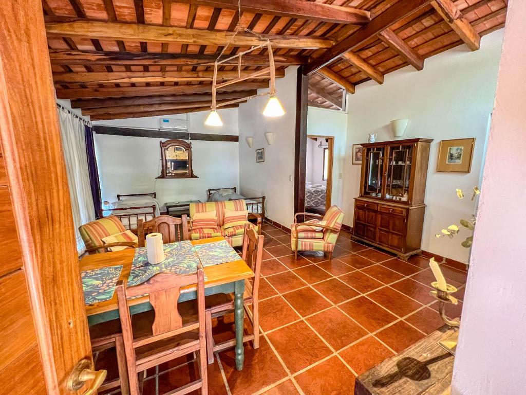 een keuken en eetkamer met een tafel en stoelen bij Hospedaje Paraiso Frente al Rio in Santa Rosa de Calamuchita