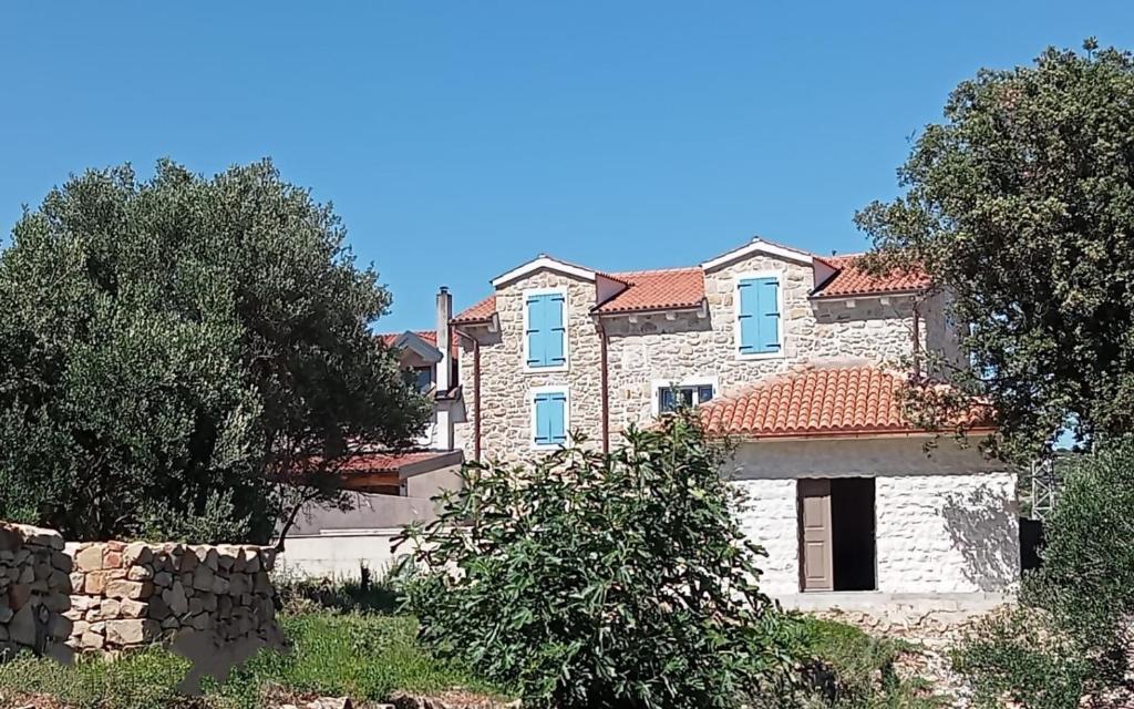 Budova, kde se vila nachází
