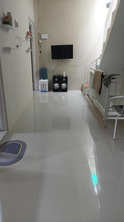 - un salon avec un sol blanc et une télévision dans l'établissement D'venza villa, à Tlekung