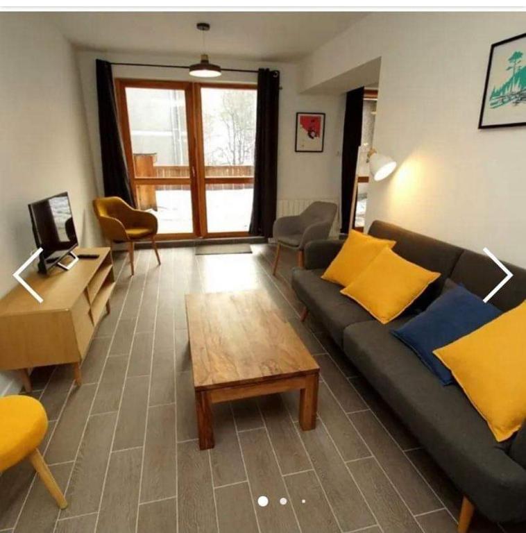 a living room with a couch and a coffee table at Deux Alpes - Résidence aux pieds des pistes -8 pers in Les Deux Alpes