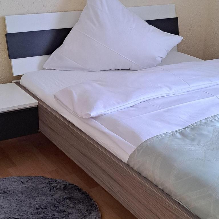 Postel nebo postele na pokoji v ubytování Ferienwohnung Wolkenstein