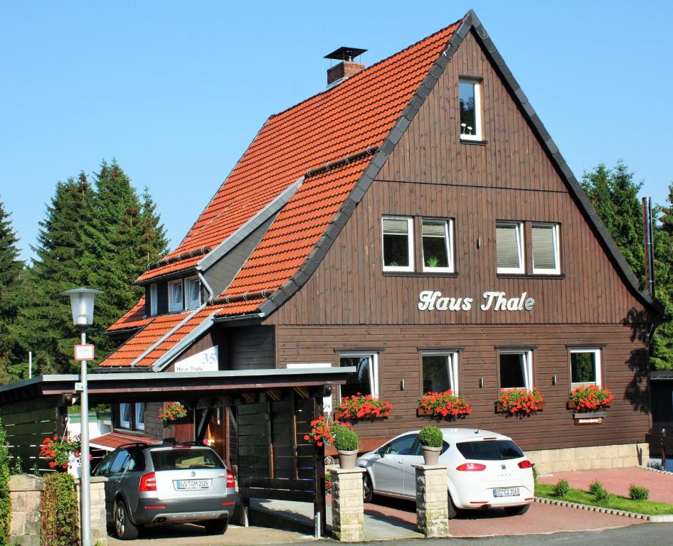 budynek z samochodami zaparkowanymi przed sklepem w obiekcie Ferienhaus Thale w mieście Braunlage