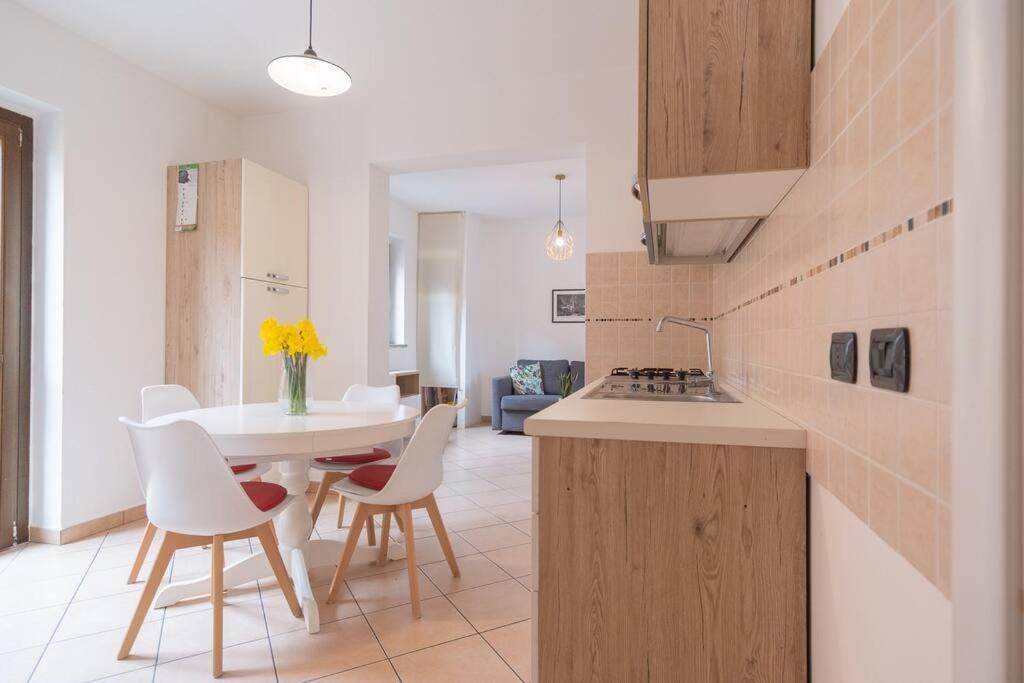 a kitchen and dining room with a table and chairs at Appartamento immerso nel verde - Ixihome in Casciago