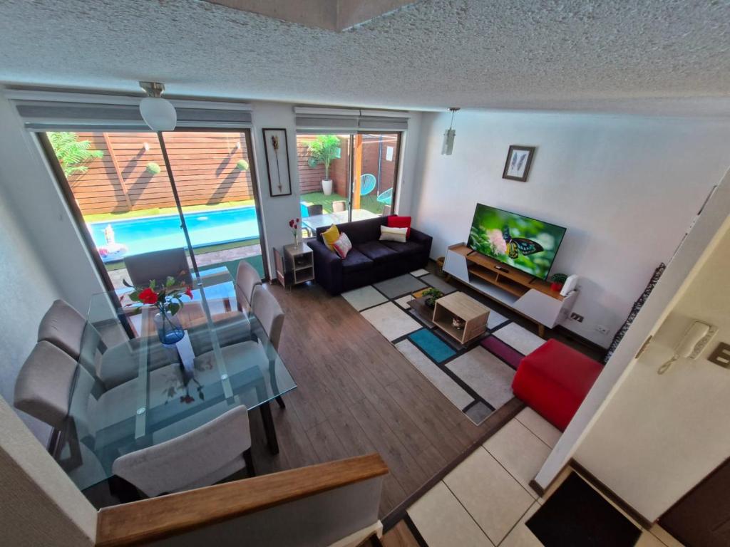 an overhead view of a living room with a couch and a television at Hermosa casa con alberca, para 5 personas. in Los Ángeles