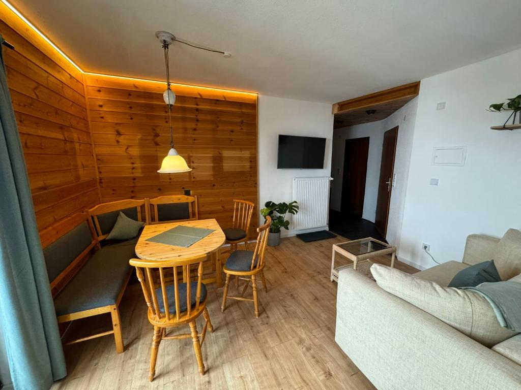 een woonkamer met een tafel en een bank bij Ferienwohnung Karo in Oberstaufen