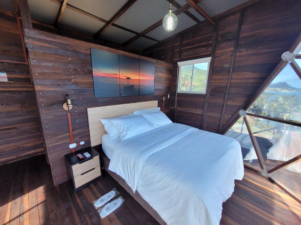 Postel nebo postele na pokoji v ubytování 321 Surprise Beach house and Glamping