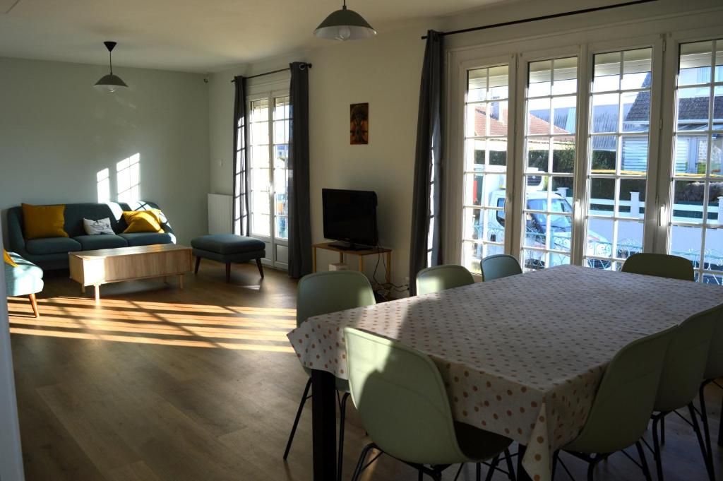 濱海呂克的住宿－Les 7 lutins - Maison avec jardin, wifi, parking，客厅配有桌椅和沙发
