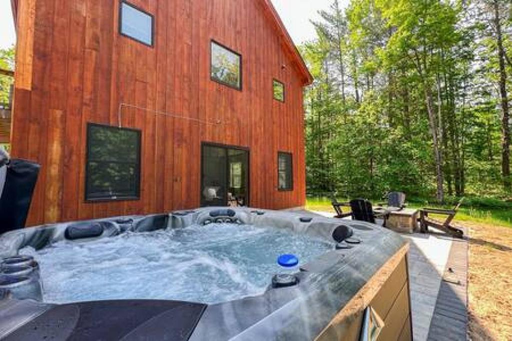 Spacious Family Getaway, New, Peaceful plus Hot tub, Conway Updated