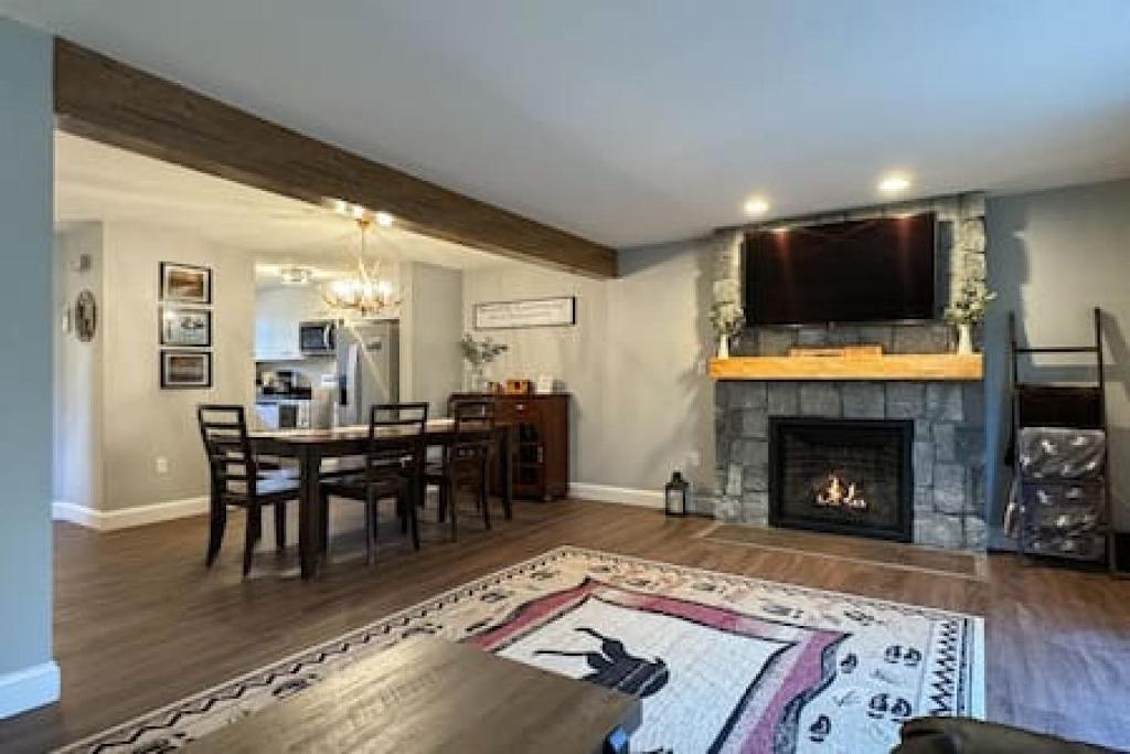 Hawk Hideaway, Incredible Location, Fireplace, Conway Updated 2024 Prices