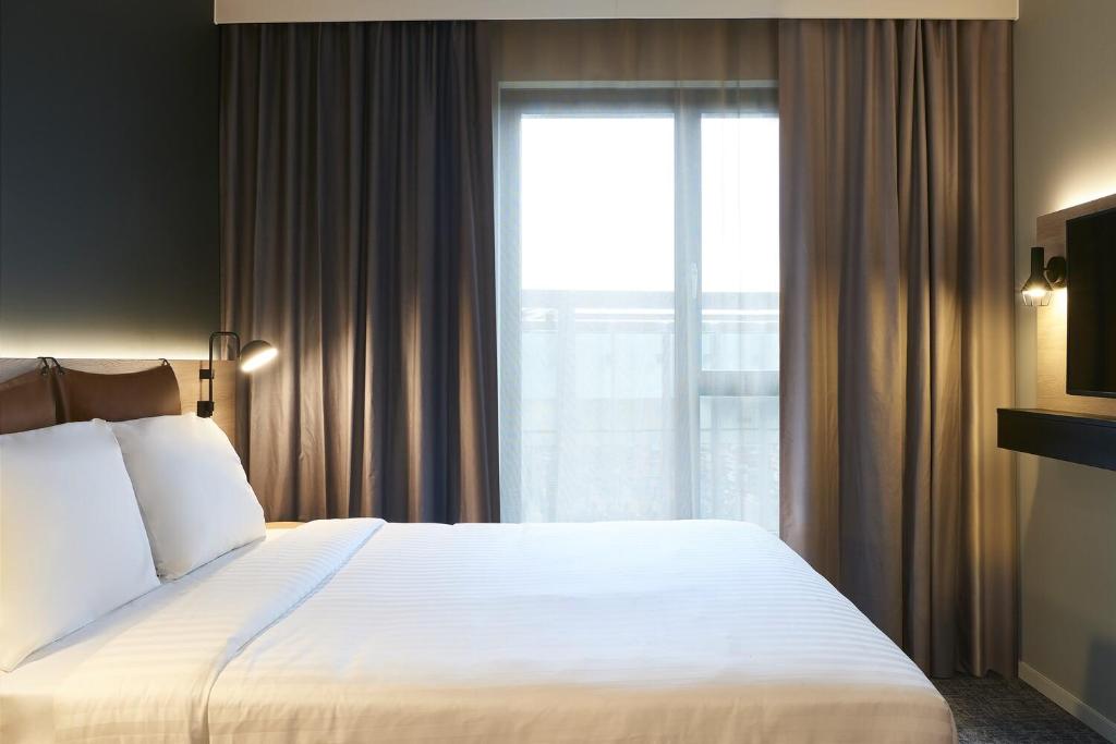 Moxy Chester - 