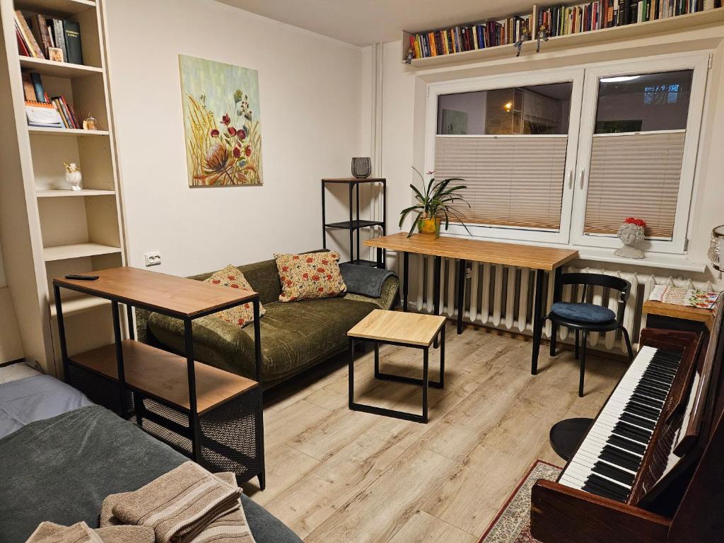 - un salon avec un canapé et un piano dans l'établissement HOME20GEDV, à Vilnius