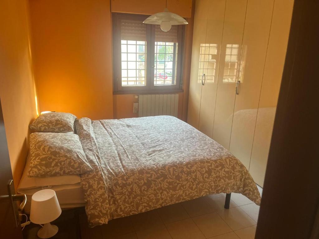ein kleines Schlafzimmer mit einem Bett und einem Fenster in der Unterkunft Casa Manu in Ciampino