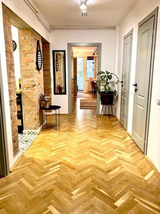 a hallway with a wooden floor in a room at Apartament Universitate UMFST in Târgu-Mureş
