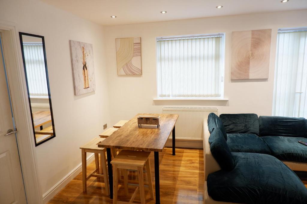Flat 3, 2Bed Speedwell, Bristol UK في بريستول: غرفة معيشة مع أريكة وطاولة